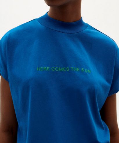 thinking-mu-here-comes-the-sun-t-shirt-klein-blue-2